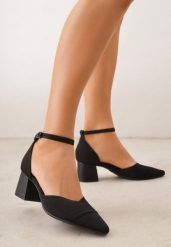 Czarne Strukturalne Czółenka VICES na Słupku z Paskiem wokół Kostki Kallimei. Czarne czółenka damskie Born2be, bez wzorów, z jeansu, bez obcasa, na słupku. Za 119.99 zł.