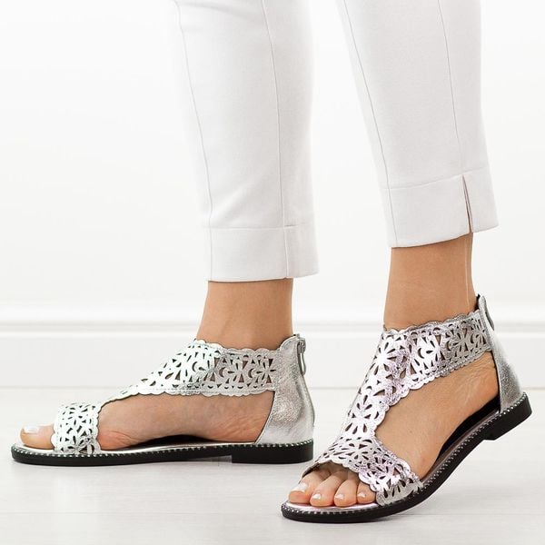 Srebrne sandały damskie M.Daszyński 24148-2 26. Szare sandały damskie M.Daszyński, bez wzorów, z jeansu, bez obcasa, na płaskiej podeszwie. Za 169.00 zł.