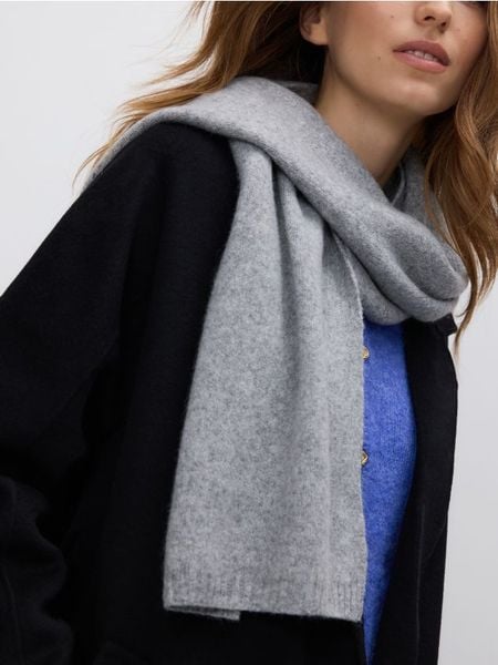 Szalik z domieszką kaszmiru - ciemnoszary. Szare szaliki i kominy damskie Reserved, bez wzorów, z kaszmiru. Za 119.99 zł.