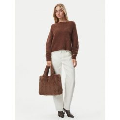 Torebka Guess. Brązowe torebki klasyczne damskie Guess, z aplikacjami, bez dodatków. Za 394.99 zł.