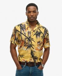 Superdry Koszula Hawaiian Resort z modalu – autentyczne nadruki kimono. Żółte koszule damskie Superdry., na lato, m, bez wzorów, z materiału, bez kołnierzyka, bez ramiączek. Za 305.15 zł.