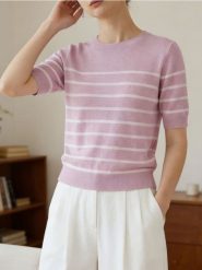 Sweter z krótkim rękawem w paski - różowy. Czerwone swetry klasyczne damskie Sinsay, l, bez kołnierzyka. Za 29.99 zł.