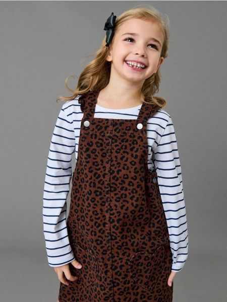 Jeansowa sukienka ogrodniczka w panterkę - wielobarwny. Sukienki dziewczęce Sinsay, bez wzorów, z jeansu, bez ramiączek. Za 35.99 zł.