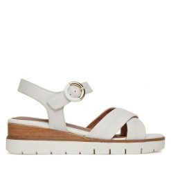 Sandały Tamaris. Białe sandały damskie Tamaris, bez wzorów, bez obcasa, na koturnie. Za 209.99 zł.