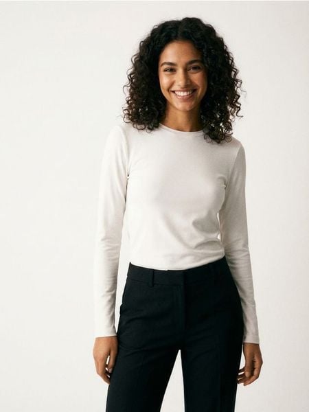 Koszulka poliamidowa z długim rękawem - kremowy. Białe t-shirty damskie Sinsay, l, bez wzorów, z poliamidu, bez kołnierzyka. Za 29.99 zł.