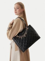 Guess Torebka Libby HWGG99 12250 Czarny. Czarne torebki klasyczne damskie Guess, z aplikacjami, bez dodatków. Za 749.99 zł.