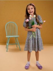 Sukienka w drobne kwiaty z marszczoną górą i bufkami - wielobarwny. Sukienki dziewczęce Sinsay, bez wzorów, bez ramiączek. Za 35.99 zł.