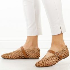 Brązowe przewiewne baleriny damskie T.Sokolski 137. Brązowe baleriny damskie Sokolski, w ażurowe wzory, z jeansu, bez obcasa, na płaskiej podeszwie. W wyprzedaży za 157.52 zł.