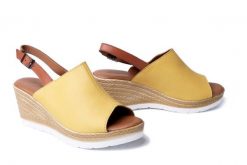 ARTIKER RELAKS 54C0682 żółty, sandały damskie. Żółte sandały damskie Artiker Relaks, bez wzorów, z gumy, bez obcasa, na koturnie. Za 167.92 zł.