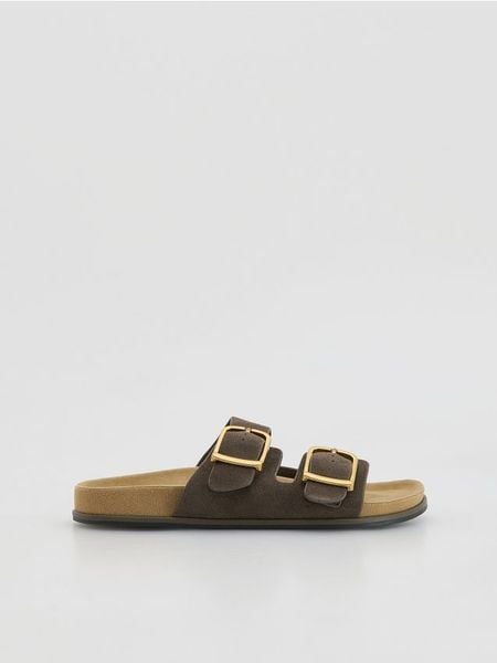 Zamszowe klapki - jasny zielony. Zielone klapki damskie Reserved, bez wzorów, z zamszu, bez obcasa. Za 169.99 zł.