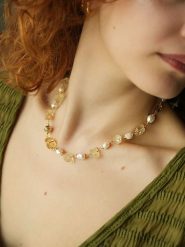 Pierres de Jade Pozłacany naszyjnik z elementami ozdobnymi - dł. 45 cm rozmiar: onesize. Białe naszyjniki damskie Pierres de Jade, pozłacane. Za 113.99 zł.