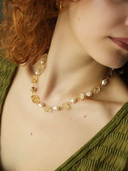 Pierres de Jade Pozłacany naszyjnik z elementami ozdobnymi - dł. 45 cm rozmiar: onesize. Białe naszyjniki damskie Pierres de Jade, pozłacane. Za 113.99 zł.