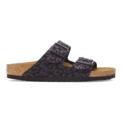 Klapki damskie BIRKENSTOCK Arizona SYN Leo Black. Czarne klapki damskie Birkenstock, bez wzorów, ze skóry, bez obcasa. Za 399.99 zł.