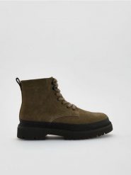 Zamszowe botki - jasny zielony. Zielone buty zimowe męskie Reserved, ze skóry, bez zapięcia. Za 259.99 zł.
