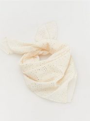 Apaszka z połyskującym wzorem - złamana biel. Chusty i apaszki dziecięce Reserved. W wyprzedaży za 12.99 zł.