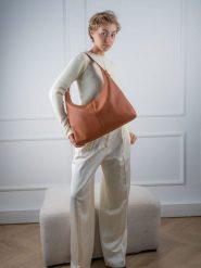 Christian Laurier Skórzana torebka "Alix" w kolorze jasnobrązowym - 43 x 25 x 10 cm rozmiar: onesize. Brązowe torebki klasyczne damskie Christian Laurier, bez wzorów, z materiału, bez dodatków. Za 347.99 zł.