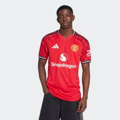 Koszulka piłkarska ADIDAS Manchester United 25/26 domowa. Bluzki damskie Adidas, l, bez wzorów, sportowe, bez kołnierzyka, bez ramiączek. Za 459.99 zł.