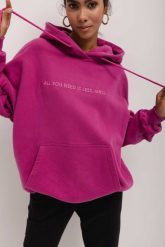 Bluza z kapturem oraz HAFTEM w kolorze MAGENTA VIOLET - GARSON skin peach-UNI. Pomarańczowe bluzy sportowe damskie Marsala, z bawełny. Za 329.90 zł.