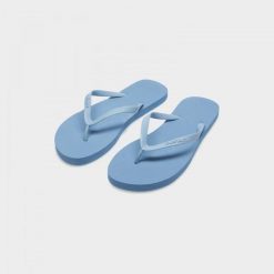 Japonki damskie na plażę Outhorn OTHWSS24FFLIF160. Niebieskie klapki damskie Outhorn, bez wzorów, z gumy, bez obcasa. Za 34.99 zł.
