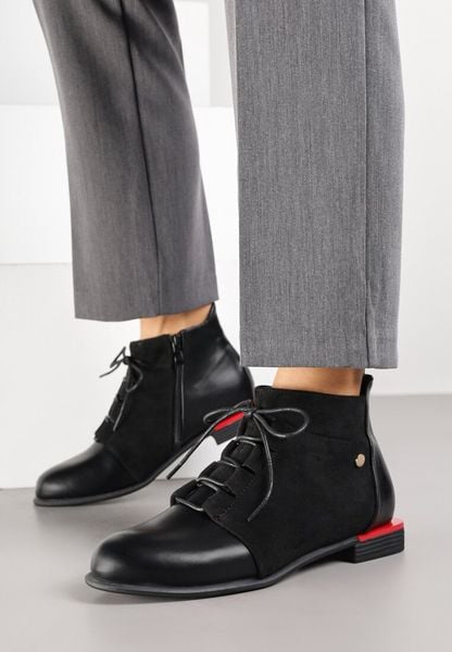 Czarne Botki Vices ze Sznurowaną Cholewką Uzvila. Czarne botki damskie Renee, z jeansu, eleganckie, bez obcasa, na płaskiej podeszwie, bez zapięcia. Za 74.99 zł.