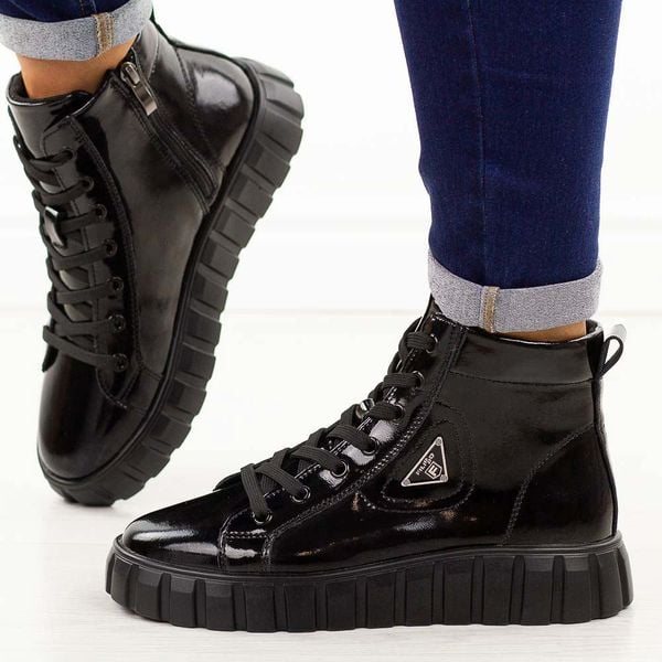 Czarne skórzane lakierowane botki damskie na traperze Filippo Dbt4146/25. Czarne botki damskie Filippo, na jesień, z jeansu, casualowe, z okrągłym noskiem, bez obcasa, na platformie, bez zapięcia. Za 289.00 zł.