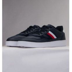 Buty Tommy Hilfiger Court Cupsole Retro Lth Stripes M FM0FM04828 DW5 niebieskie. Niebieskie buty sportowe na co dzień męskie z gumy, bez zapięcia. Za 562.25 zł.