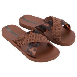 Klapki damskie Ipanema Sense Slide 27214 BD334 brązowe. Brązowe klapki damskie bez wzorów, z materiału, bez obcasa. W wyprzedaży za 185.14 zł.