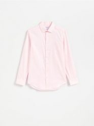 Bawełniana koszula regular fit - pastelowy róż. Czerwone koszule męskie Reserved, l, bez wzorów, z bawełny, bez kołnierzyka, bez ramiączek. Za 139.99 zł.