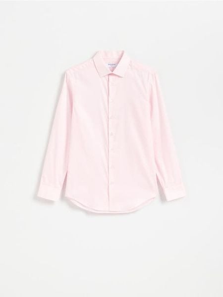 Bawełniana koszula regular fit - pastelowy róż. Czerwone koszule męskie Reserved, l, bez wzorów, z bawełny, bez kołnierzyka, bez ramiączek. Za 139.99 zł.