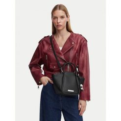 Torebka KARL LAGERFELD. Czarne torebki klasyczne damskie Karl Lagerfeld, bez wzorów, bez dodatków. Za 779.99 zł.