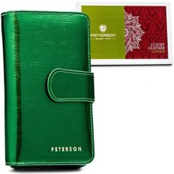 Portfel damski Peterson PTN 76116-SH zielony. Zielone portfele damskie Peterson, bez wzorów, z lakierowanej skóry. Za 69.99 zł.