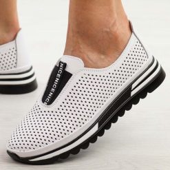 Białe skórzane półbuty damskie S.Barski 672. Białe półbuty damskie S.BARSKI, w ażurowe wzory, z gumy, casualowe, z okrągłym noskiem, bez obcasa. Za 219.00 zł.