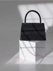 Torebka crossbody - czarny. Czarne torebki klasyczne damskie Sinsay, bez wzorów, małe, bez dodatków. Za 39.99 zł.