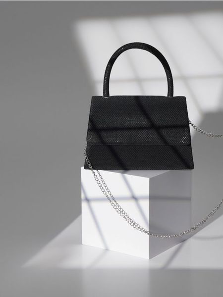 Torebka crossbody - czarny. Czarne torebki klasyczne damskie Sinsay, bez wzorów, małe, bez dodatków. Za 39.99 zł.