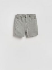 Jeansowe szorty straight - zielony. Zielone szorty męskie Reserved, bez wzorów, z denimu. Za 119.99 zł.