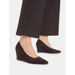 Czółenka MEXX. Brązowe czółenka damskie Mexx, bez wzorów, bez obcasa. Za 329.99 zł.