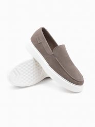 Zamszowe półbuty męskie slip on na grubej podeszwie – ciemnobeżowe V1. Brązowe półbuty męskie Ombre Clothing, z gumy, bez zapięcia. Za 339.99 zł.