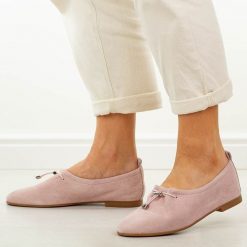 Różowe zamszowe skórzane półbuty damskie T.Sokolski w26-236. Czerwone półbuty damskie Sokolski, bez wzorów, z jeansu, casualowe, bez obcasa. W wyprzedaży za 251.10 zł.