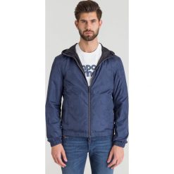 Dwustronna kurtka Emporio Armani z kapturem. Czarne kurtki męskie Emporio Armani, na lato, m, bez wzorów, z kapturem. Za 459.60 zł.