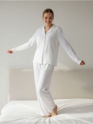 Jednolita piżama dwuczęściowa - biały. Białe piżamy damskie Sinsay, l, bez wzorów, bez ramiączek. Za 59.99 zł.