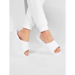 Japonki Nike Victori One, Kobiety. Białe klapki damskie Nike, bez wzorów, z materiału, bez obcasa. Za 190.00 zł.