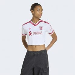 Krótka koszulka wyjazdowa Liverpool FC 26/27. Białe t-shirty damskie Adidas, xs, bez wzorów, z dzianiny, bez kołnierzyka. Za 369.00 zł.