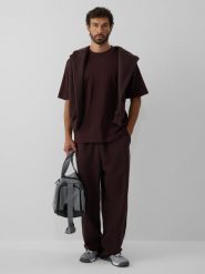 4F Spodnie dresowe męskie - brązowe S. Brązowe spodnie dresowe męskie 4f, bez wzorów, z dresówki. Za 159.99 zł.
