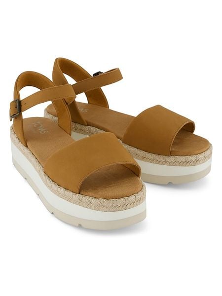 TOMS Skórzane sandały w kolorze jasnobrązowym na obcasie rozmiar: 38,5. Brązowe sandały damskie Toms, bez wzorów, bez obcasa, na koturnie. Za 239.95 zł.