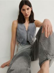 Denimowa kamizelka z efektem sprania - szary. Szare kamizelki damskie Reserved, l, z denimu, krótkie. W wyprzedaży za 69.99 zł.