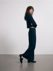 Spodnie z wiskozą - granatowy. Niebieskie spodnie materiałowe damskie Reserved, bez wzorów, z tkaniny. Za 129.99 zł.