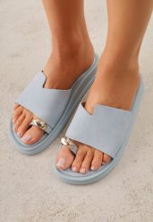 Niebieskie Klapki Typu Japonki z Metaliczną Ozdobą Samrina. Niebieskie klapki damskie Born2be, z aplikacjami, z jeansu, bez obcasa, na płaskiej podeszwie. Za 79.99 zł.