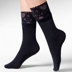 Skarpetki Gabriella z mikrofibry z koronką Nina nero. Czarne skarpetki damskie Gabriella, bez wzorów, z dzianiny. Za 19.90 zł.