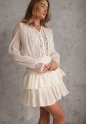 Jasnobeżowa Sukienka z Bawełną z Koronkowymi Wstawkami i Wiązaniem w Stylu Boho Oriposi. Brązowe sukienki damskie Renee, l, w ażurowe wzory, z bawełny, boho, bez kołnierzyka, bez ramiączek, mini, dopasowane. Za 189.99 zł.