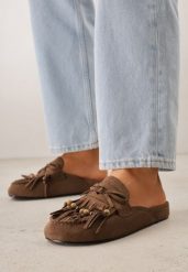 Ciemnobrązowe Klapki VICES Typu Mule z Koralikami Frędzlami i Kokardą Dioleora. Brązowe klapki damskie Born2be, z aplikacjami, bez obcasa, na płaskiej podeszwie. Za 119.99 zł.